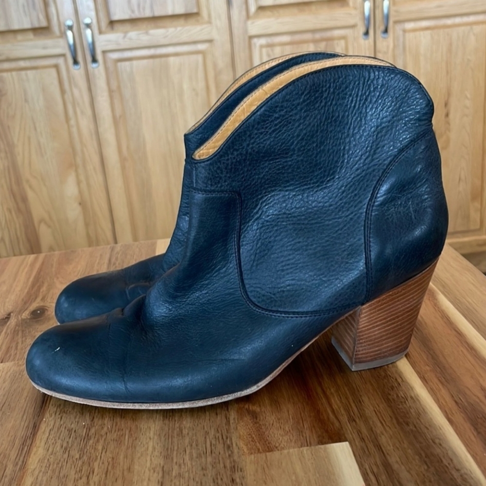 Saks Fifth Avenue 10022 Leather Heeled Ankle Booties size 8
